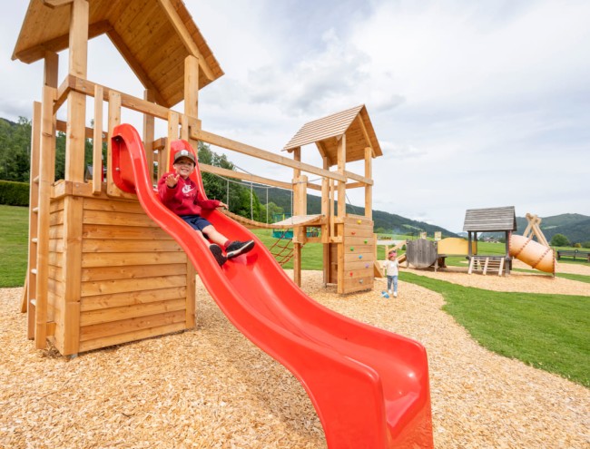Auf unserem Spielplatz findet man alles, was das Kinderherz zum strahlen bringt © Lorenz Masser Fotografie