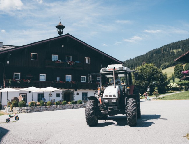 Die Bauernhofarbeit macht sich nicht von selbst © Lorenz Masser Fotografie