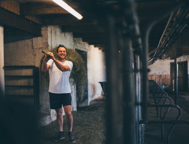 Bauer im Stall © Lorenz Masser Fotografie