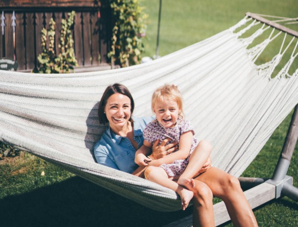 Familie beim chillen auf der Hängematte © Lorenz Masser Fotografie