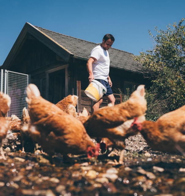 Hühner füttern © Lorenz Masser Fotografie
