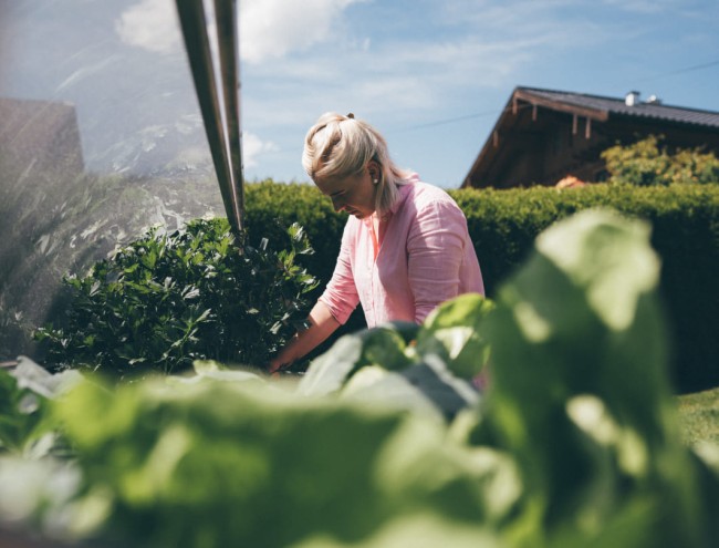 Julia beim gärtnern © Lorenz Masser Fotografie