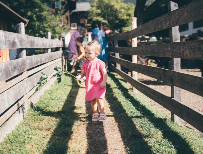 Kind spaziert über unseren Hof © Lorenz Masser Fotografie