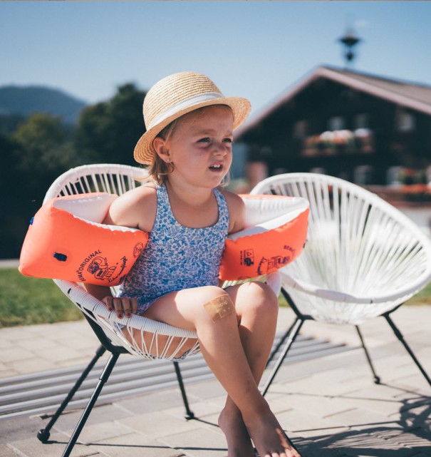 Entspannen und Ausruhen auf eigenen Kindersesseln am Pool © Lorenz Masser Fotografie