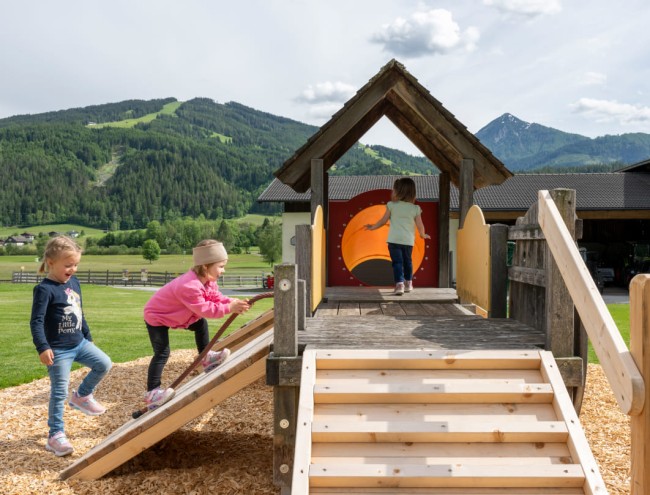 Kinder auf unserem Spielgerüst im Garten © Lorenz Masser Fotografie