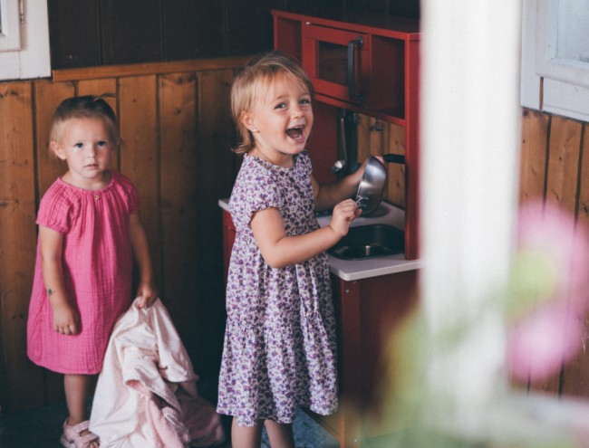 Kinder beim spielen in unserem Puppenhaus © Lorenz Masser Fotografie