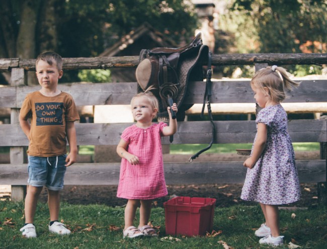 Kinder am Reitplatz am Obersulzberggut © Lorenz Masser Fotografie