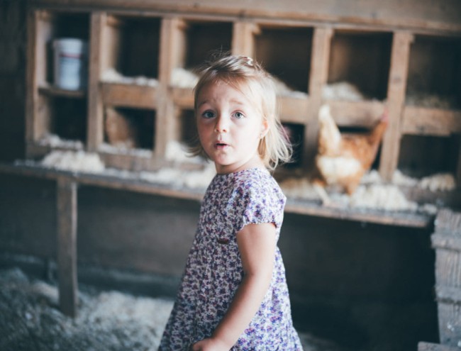 Mädchen im Hühnerstall © Lorenz Masser Fotografie