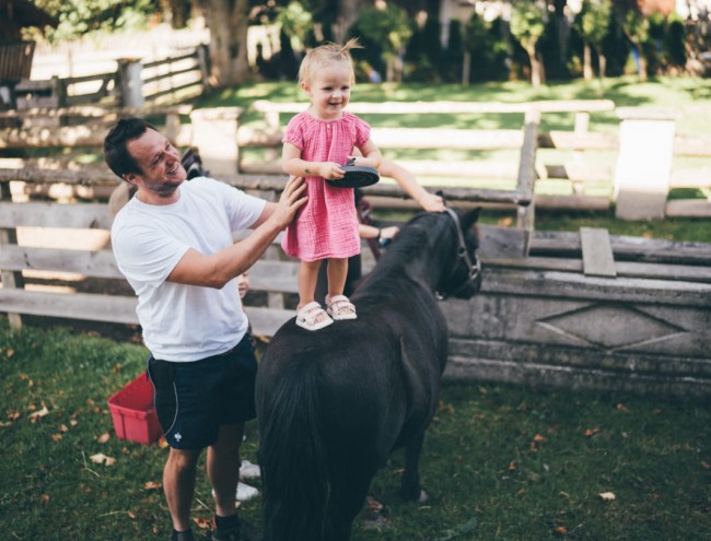 Familie mit unserem Pony © Lorenz Masser Fotografie