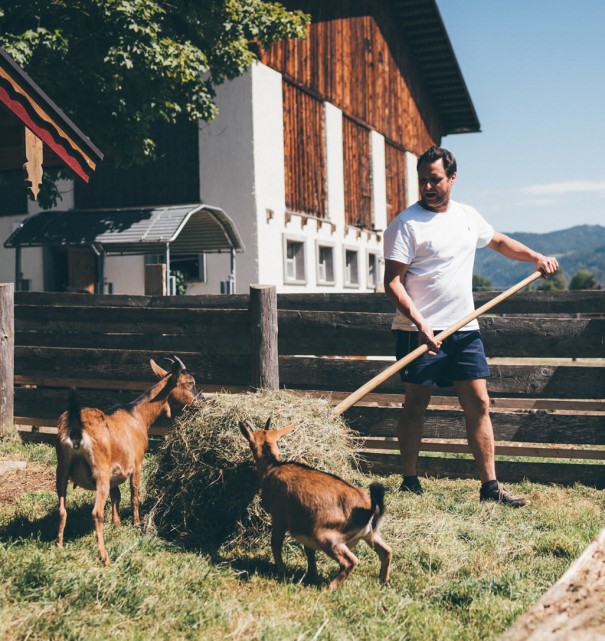 Ziegen füttern © Lorenz Masser Fotografie
