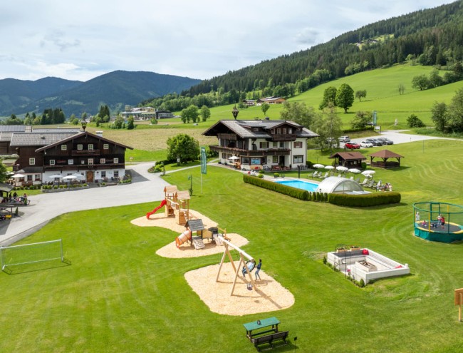 Bauernhof mit großem Spielplatz und Außenpool © Lorenz Masser Fotografie