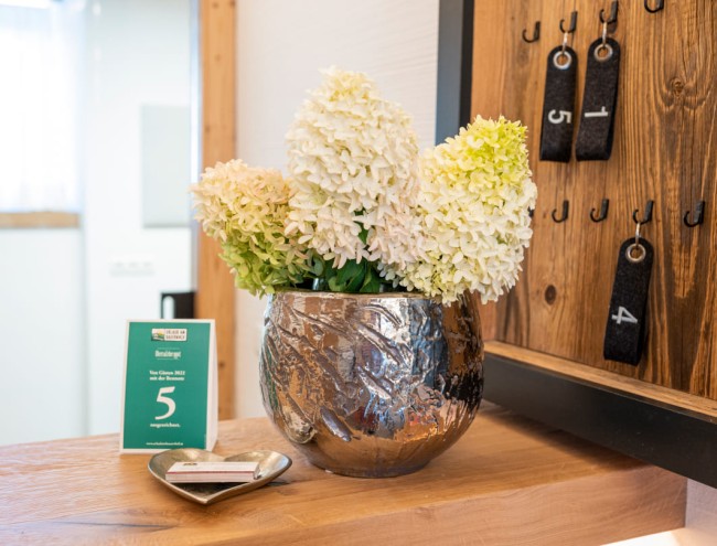 Dekoration an der Rezeption © Lorenz Masser Fotografie