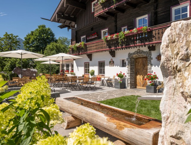 Brunnen vor dem Erbhof am Obersulzberggut © Lorenz Masser Fotografie