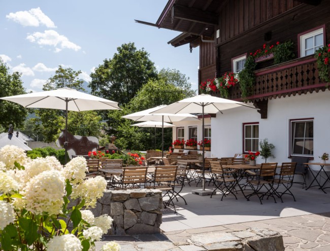 Garten mit Terrasse vor dem Erbhof © Lorenz Masser Fotografie