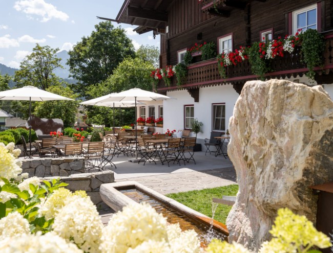 Auf unserer Terrasse könnt ihr es euch richtig gut gehen lassen © Lorenz Masser Fotografie