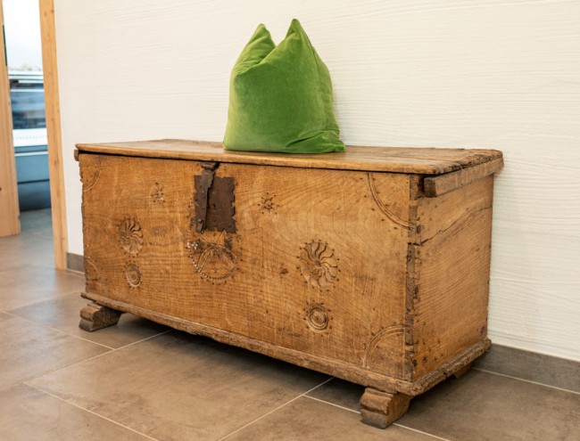 Truhe im Eingangsbereich © Lorenz Masser Fotografie