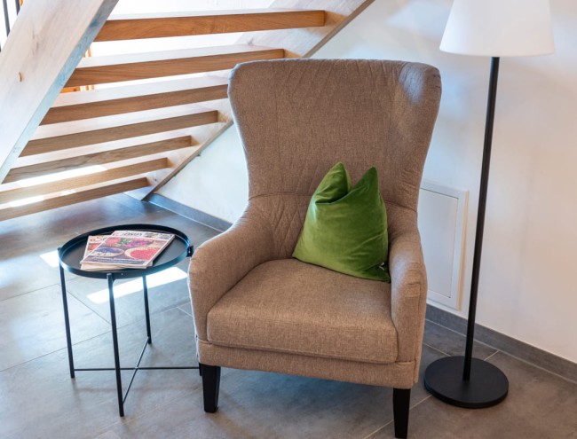 Stuhl im Eingangsbereich © Lorenz Masser Fotografie