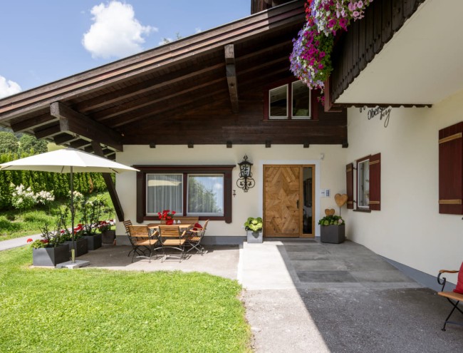 Sitzmöglichkeiten vor unserem Gutshaus am Hof © Lorenz Masser Fotografie