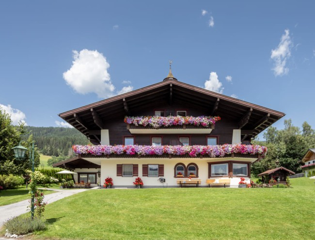 Die Vorderansicht von unserem Gutshaus © Lorenz Masser Fotografie