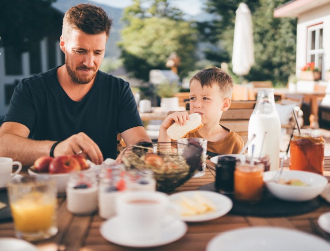 Vater und Sohn am Frühstückstisch © Lorenz Masser Fotografie