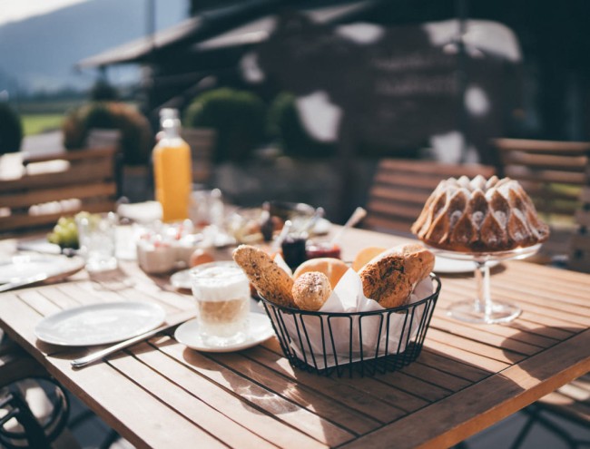 Gedeckter Frühstückstisch am Obersulzberggut © Lorenz Masser Fotografie