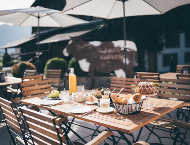 Frisch gedeckter Tisch beim Frühstück am Hof © Lorenz Masser Fotografie