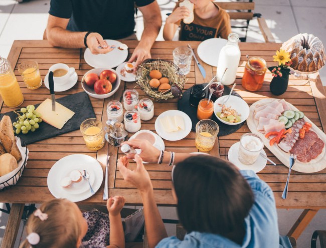 Reich gedeckter Tisch mit köstlichen Speisen und Getränken im Obersulzberggut in Radstadt © Lorenz Masser Fotografie