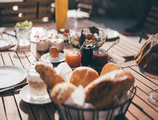 Frische Brötchen und Marmelade zum Frühstück im Freien im Obersulzberggut in Salzburg © Lorenz Masser Fotografie