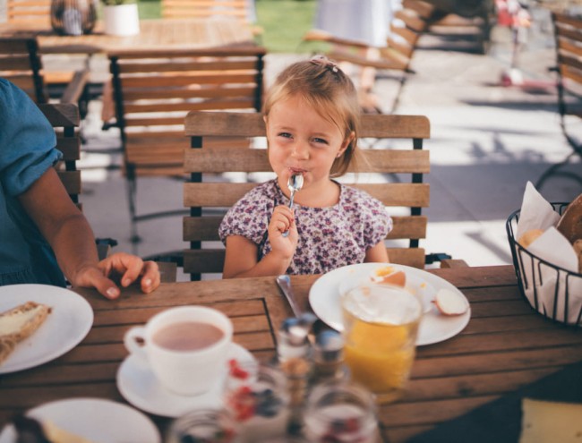 Kind genießt frisches Frühstück im Obersulzberggut in Salzburg © Lorenz Masser Fotografie