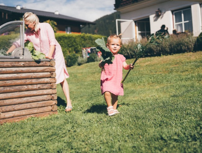 Kinder spielen und helfen im Garten des Obersulzbergguts in Radstadt, Freude an der frischen Luft © Lorenz Masser Fotografie