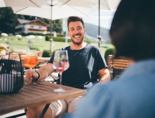 Vater genießt einen frischen Drink © Lorenz Masser Fotografie