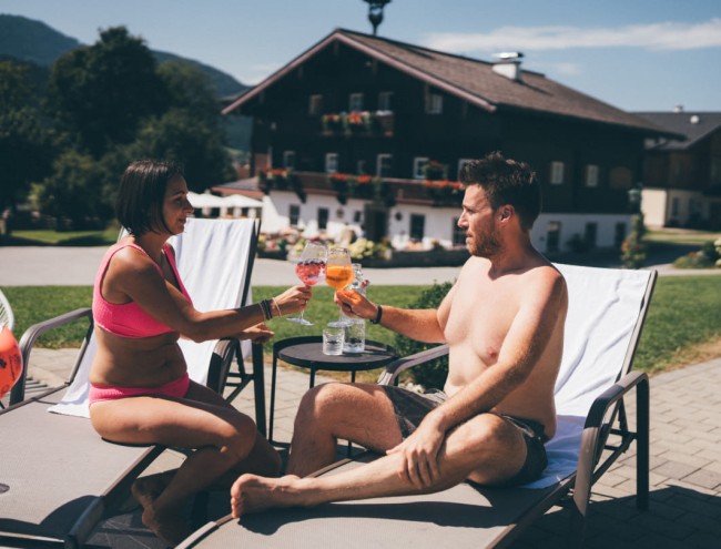 Familie genießt Drinks am Pool © Lorenz Masser Fotografie