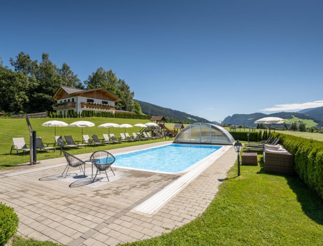 Unser Außenpool ist übrigens auch im Winter beheizt © Lorenz Masser Fotografie