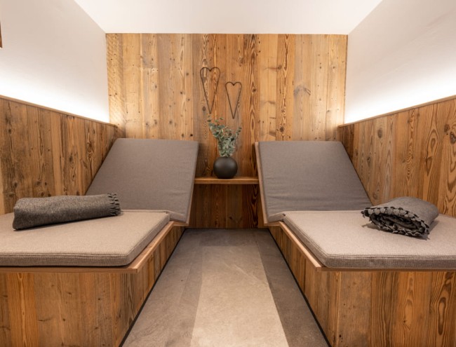 Moderner Ruheraum im Wellnessbereich am Obersulzberggut © Lorenz Masser Fotografie