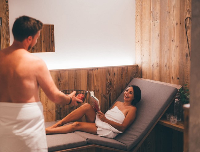 Paar genießt Saunagang © Lorenz Masser Fotografie