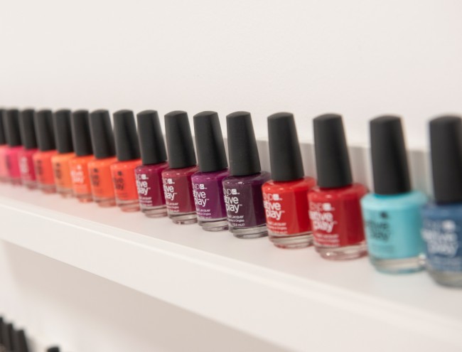 Verschiedene Auswahl an Lagellack bei Lena Cosmetics © Lorenz Masser Fotografie