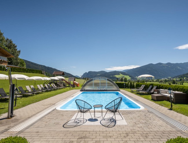 Am Außenpool lässt es sich perfekt entspannen © Lorenz Masser Fotografie