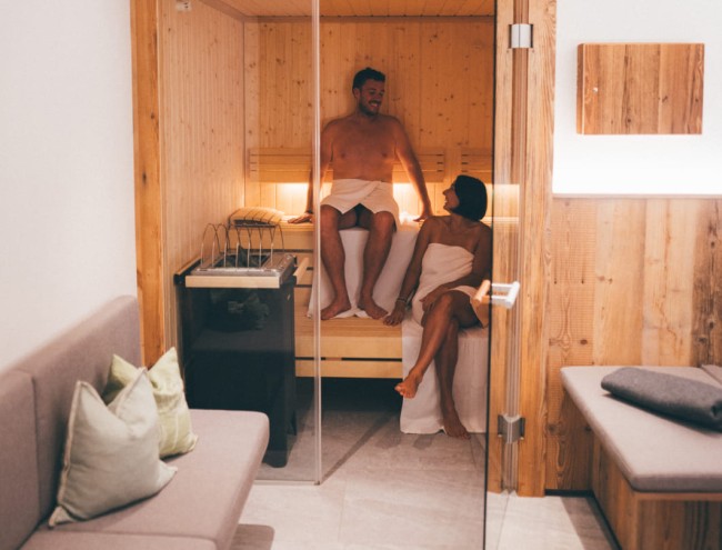 Paar in der Sauna © Lorenz Masser Fotografie