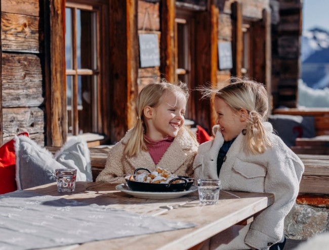 Mädchen auf der Alm © SalzburgerLand Tourismus