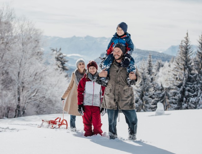 Familie beim Rodeln in den Bergen © SalzburgerLand Tourismus