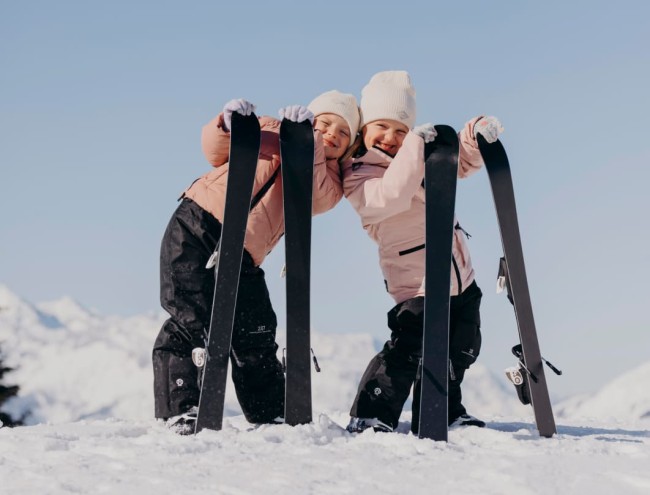 Zwei Mädchen mit Ski auf dem Berg © SalzburgerLand Tourismus