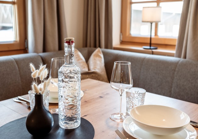 Schön dekorierte Dekoration auf dem gedeckten Tisch © Lorenz Masser Fotografie