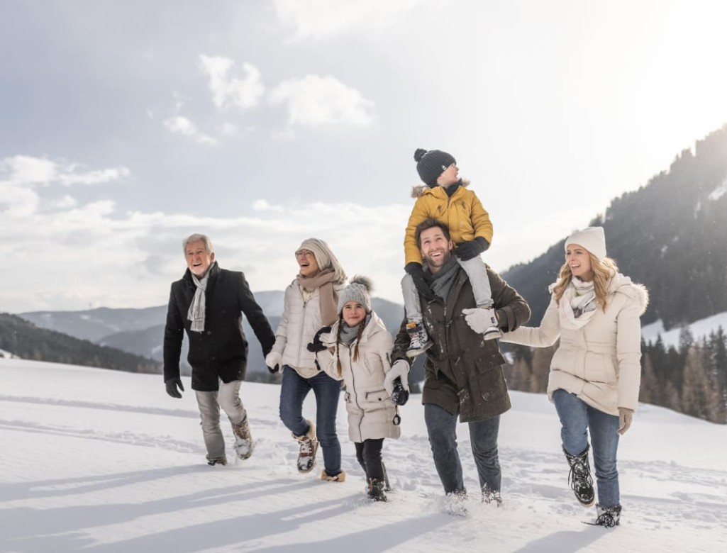 Family outing in the winter snowy landscape © SalzburgerLand Tourismus