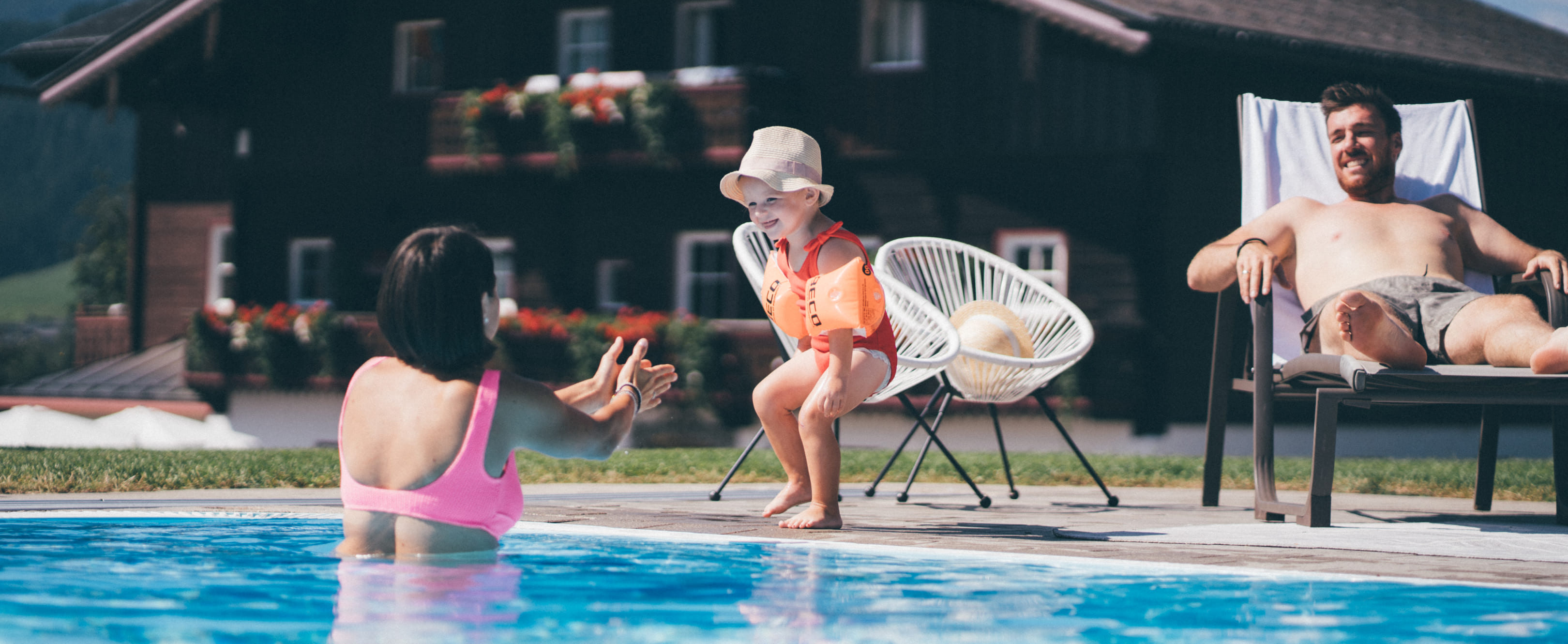 Baby jumping into the pool at Obersulzberggut © Lorenz Masser Photography