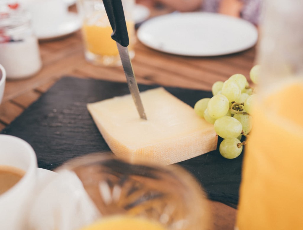 Nahaufnahme einer Käseplatte, die Teil eines köstlichen Frühstücks im Obersulzberggut in Salzburg ist © Lorenz Masser Fotografie