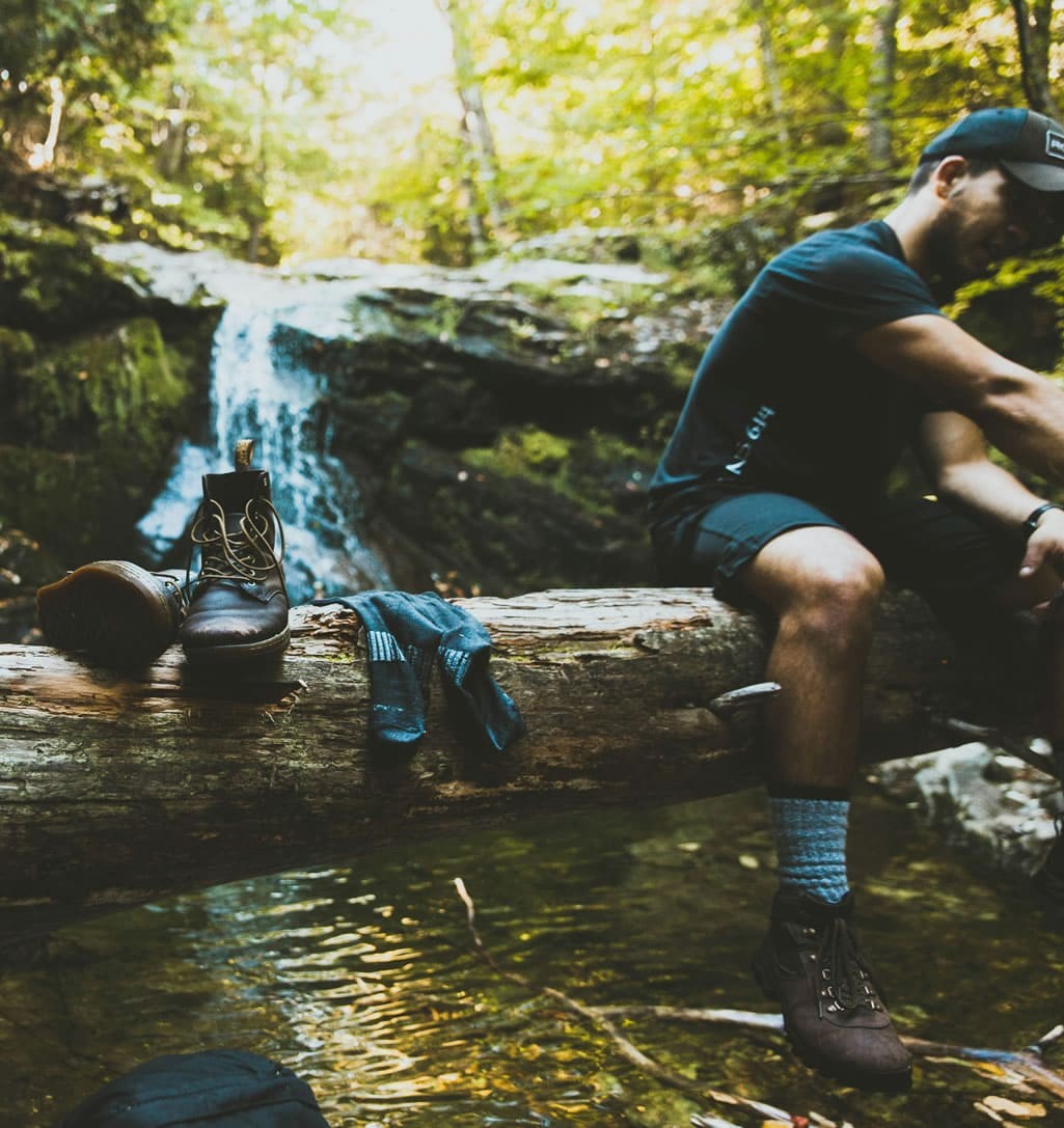 Cooling off while hiking © Unsplash_Jake Ingle