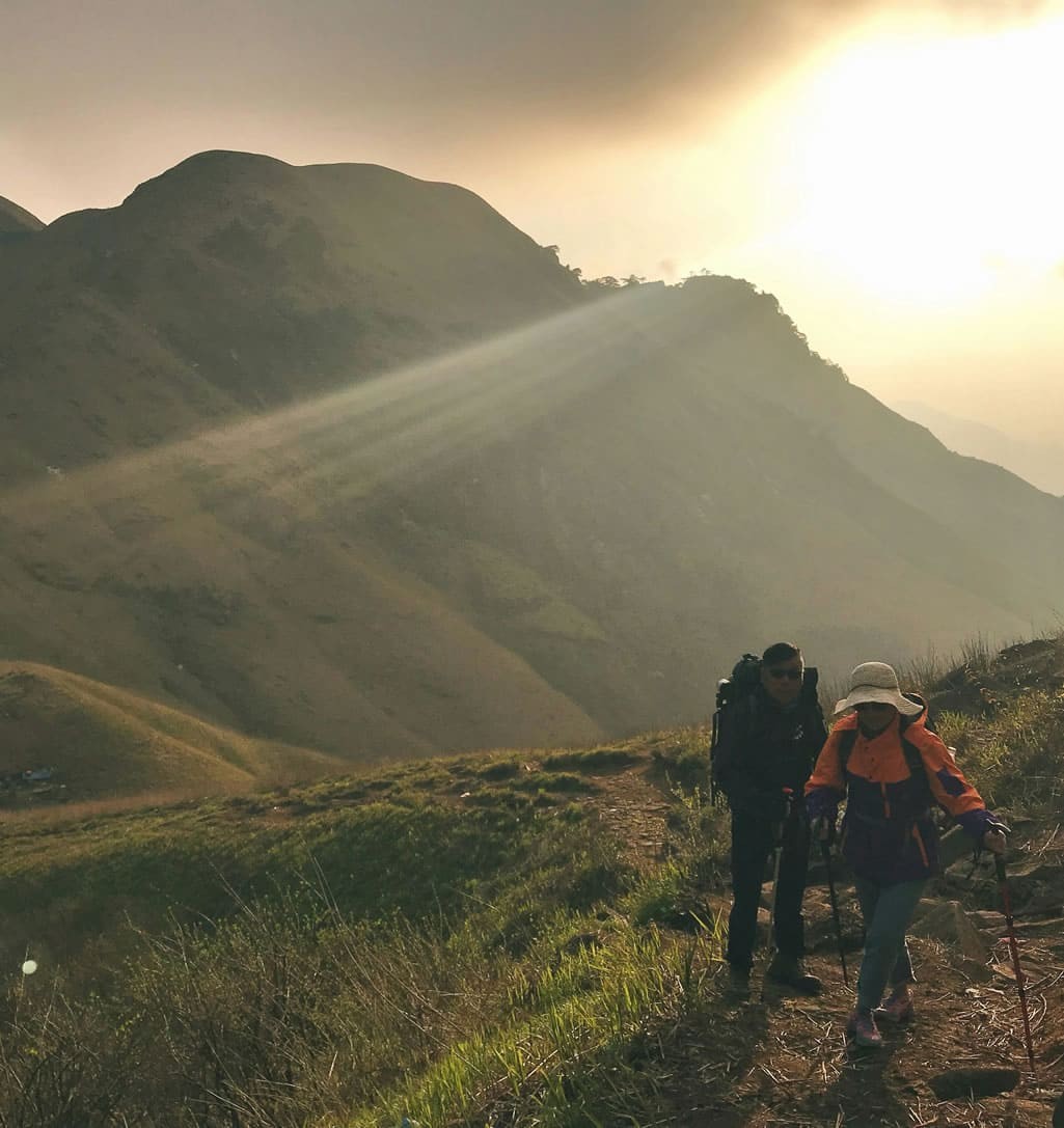 Mountain tour at sunrise © Unsplash_Shubai Ke