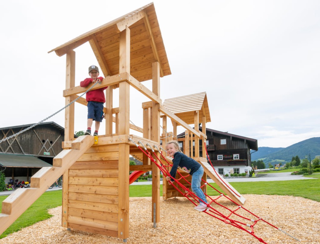 Children play together on the farm © Lorenz Masser Photography