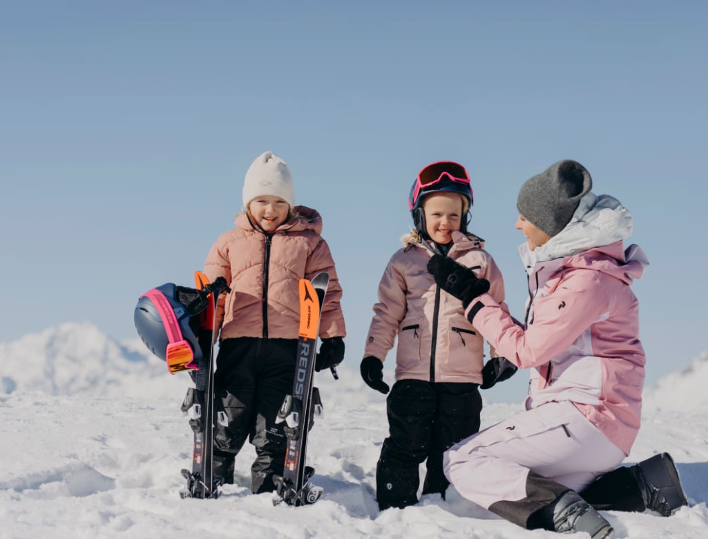 Two girls on their ski course in Radstadt © SalzburgerLand Tourismus