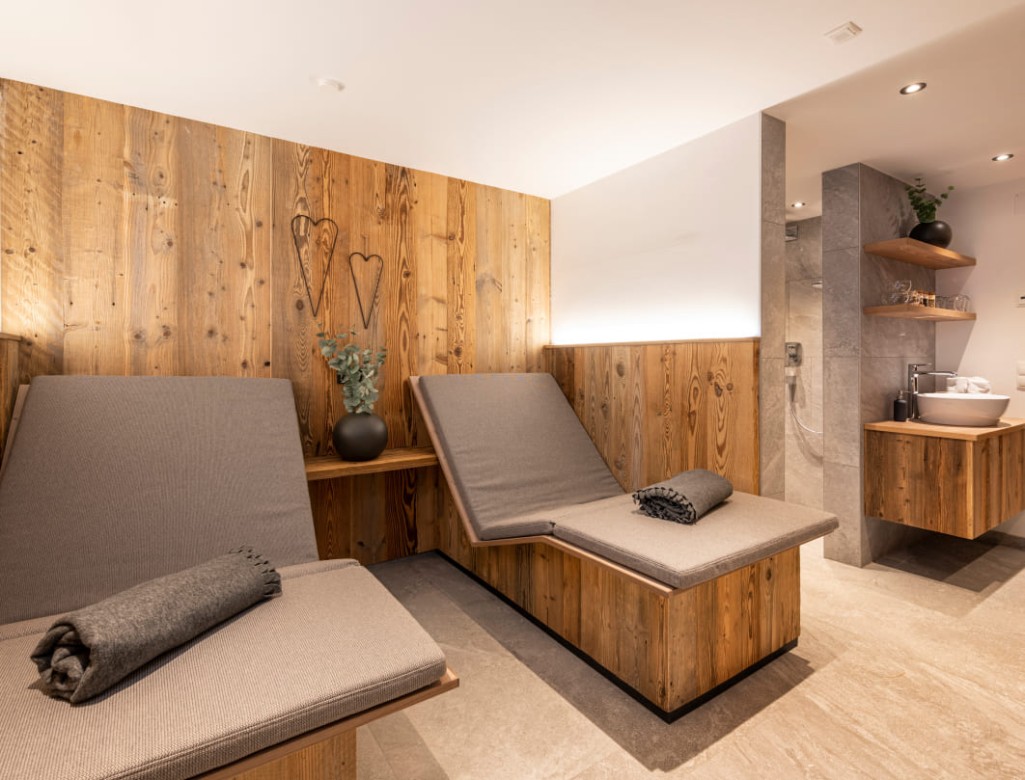 Cozy relaxation rooms in the sauna area © Lorenz Masser Fotografie